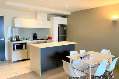 Image de Across from South Cross Station and easy reach to anything