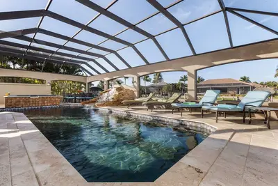 Image de Villa Dasha - Luxury 2-story gulf-access home w/elec-heated pool & beautiful lanai - Swfl Rentals