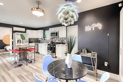 Image de Stunning 3br East Side Retreat near 6th St.