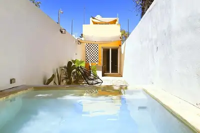 Casa Yuuk, newly remodeled, rustic and modern, city centre w/ pool and garage
