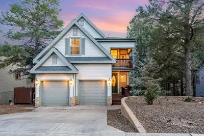 Image de Air Conditioned 3200 sq/ft home, New decks & hot tub in the pines.