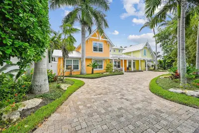 Image de Cozy Retro Cottage located less then 2 blocks from the Gulf Beach - Heated Pool in Private Oasis!