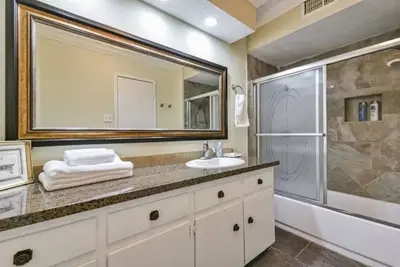 Image de High ceiling windows in heart of the city