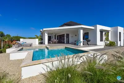 Image de Stunning Modern Villa - 2 min drive to Palm Beach -private pool - amazing view!