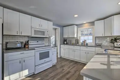 Hampton 'Quiet Corner Cottage' w/ Fireplace & Yard