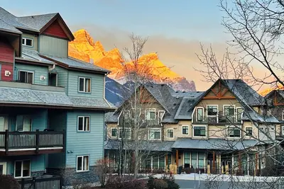 Image de Sunny Bright King Bed Suite |Full Kitchen| A/C |Free Parking| Balcony| Bbq| Gym