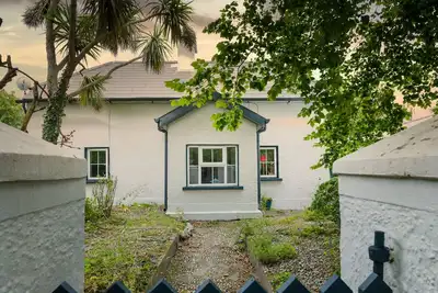 Image de \n \"Fisherman's Cottage\" - Coastal Retreat at Carne Beach with Private Garden.