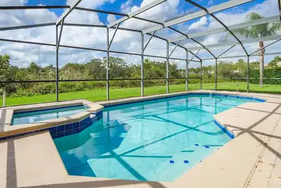 Image de Luxury 5 bed 4 bath Sw facing pool with conservation and lake view