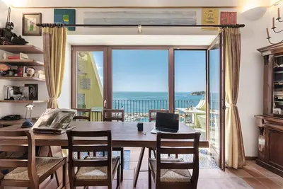 Image de \"La Shirokka\" located in the heart of the historic center with a view of the Corricella