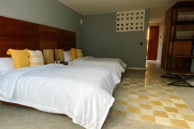 Image de Preciosa habitación con 2 camas matrimoniales en el centro de Mérida.
