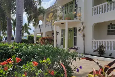 Image de Relaxing, Amazing beach, pool, Cheap cars, quiet area, surfers paradise 3