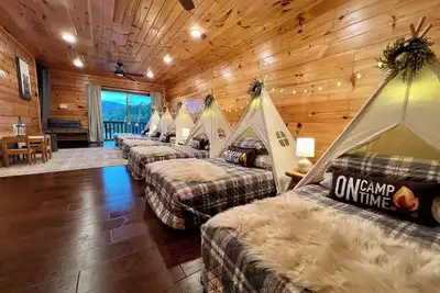 Image de Glamping Bunk Room, Kids Love! Hot Tub, Pool Table, Mtn Views = Family Memories