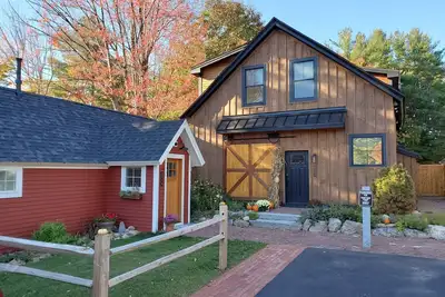 Image de Newly Restored Lakefront Cottage in the center of Holderness with dockslip!