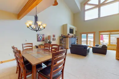 Image de Rustic townhome in great location with incredible loft bedroom & stunning view