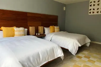 Image de Habitación con 2 camas matrimoniales y alberca privada en el centro de Mérida.