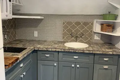 Lux Suite w Cat 5 centrally located near town center, beaches and colleges