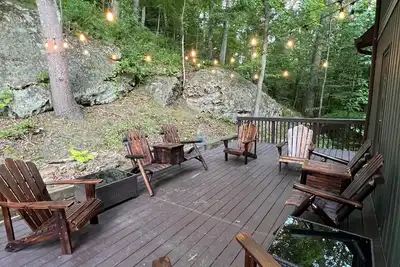 Image de Rock Hill Retreat- a home with natural stone formations at every turn!