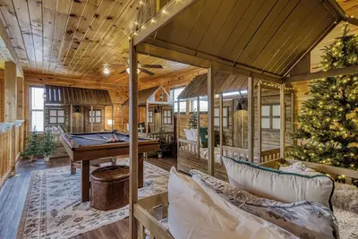 Image de Kids Mini Cabin Bunk Room- Sleeps 12, HotTub, Mtn Views, Pool Table= Family Fun!