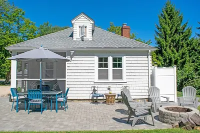 Image de Sleeps 6, Firepit, Walk to Beach