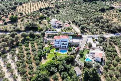 Image de Family-run Villa Cornelia with 3 separate apartments - tranquillity and sea views.