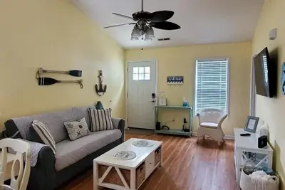Charm Your Sol- < 3 miles to Carolina Beach!