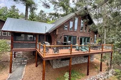 Image de Lakefront Log Cabin located directly on Utv and snowmobile trails