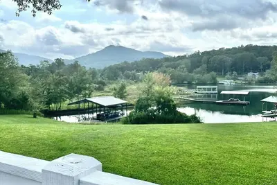 Image de Catch N Relax on Lake Chatuge by Chatuge Home Concierge | Hot Tub, Fire Pit & Private Boat Dock