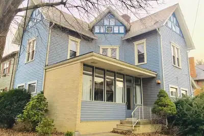 Image de Urban Nest. Luxe Loft Downtown Butler. Walk to dining and Shopping.