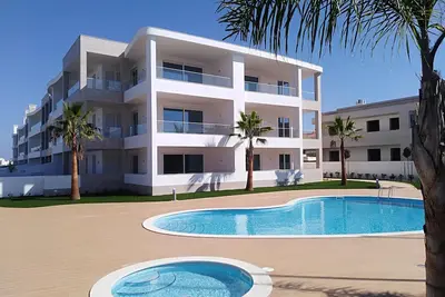 Image de Exclusivo, Exuberante e Moderno Apartamento, Muito Próximo da Praia e Falésias