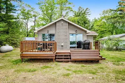Image de Dog-friendly lakefront home with high-speed WiFi, dock, private w/d, & firepit