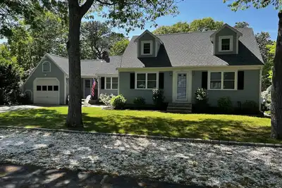 Image de Walk to the beach from the cutest house ever! !