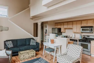 Image de Bay Lights waterfront loft located in old town