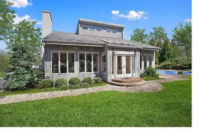 Image de 2-Acre Modern Estate in Southampton. Beach, winery, farm, pool, and hot tub