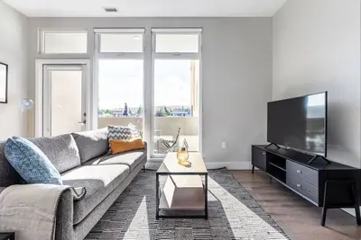 Image de Sunlit San Carlos 2br w/ Gym, Pool, walk to Train & Shops, by Blueground
