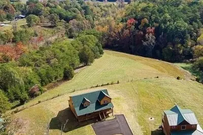 Image de Double The Fun- Two Cabins! Themed Bunk Rooms for The Kids, Hot Tubs, Mtn Views