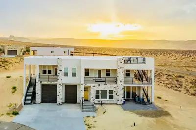 Image de Lake View Modern House with Beautiful Sunsets!