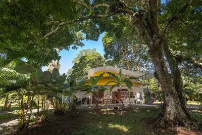 Image de Family-Friendly 3br Caribbean Villa | 5 Min to Beach + Pool, Patio & Tiki-Bar