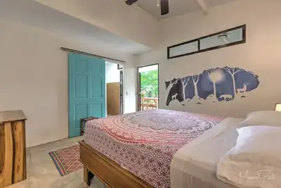 Image de 🌴Cozy Upstairs Queen Suite| 5-Min Walk to Beach🌴