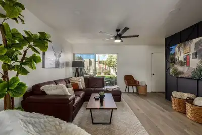 Image de Walk to Old Town | Lux 2br Townhouse | Sleeps 6