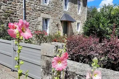 Image de Gite des Prom'Nous, indépendant en Bretagne, jardin clos, campagne, lac Néal. Spa