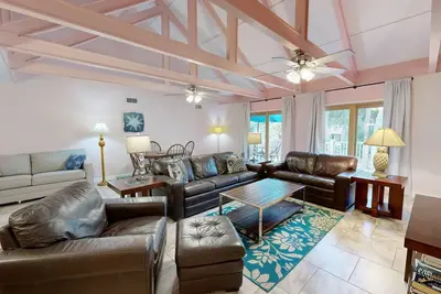 Lovely Light and Bright Queens Grant Villa!