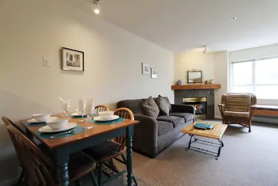 Image de Marketplace Lodge #235 | Standard 1 Bedroom w/ Kitchen and Fireplace