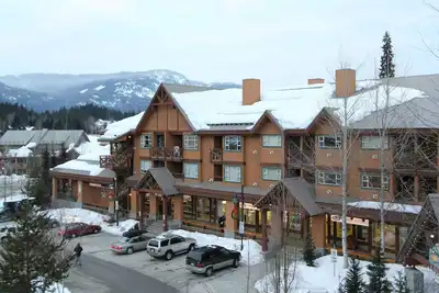 Image de Marketplace Lodge #245 | Studio with Kitchen, Fireplace, and Balcony