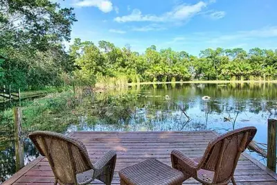 Image de Private lakeside home on 5 acres. A serene retreat 15 mins from beach & shops.