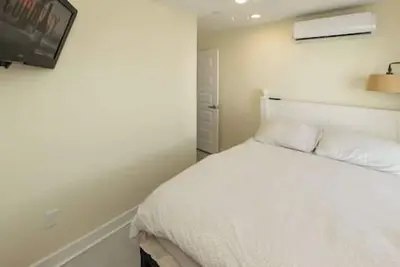 Image de Oceanfront Resort 1 Block to Beach 300