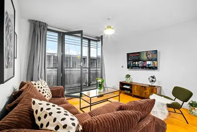 Two Bed City Centre Apartment - Chinatown - Parking - Balcony