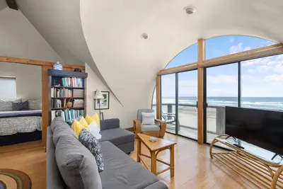 Image de Beach Front House On The Strand. Sleeps 8