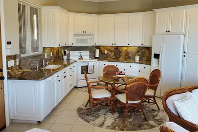 Image de Very Private Detached Guest House with Amazing Views & Garage.