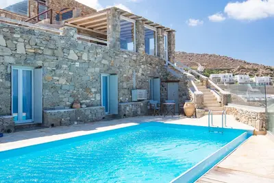Image de Natural Stone Villa has amazing view in town and aegean private pool free park