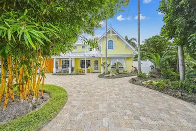 Image de One Bedroom Island Luxury Cottage located less than 2 blocks from the beach.